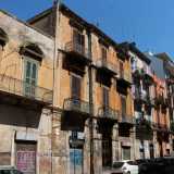 Al civico 29 di via Abbrescia, ci troviamo infine di fronte a un palazzo di inizio secolo all�apparenza abbandonato...
